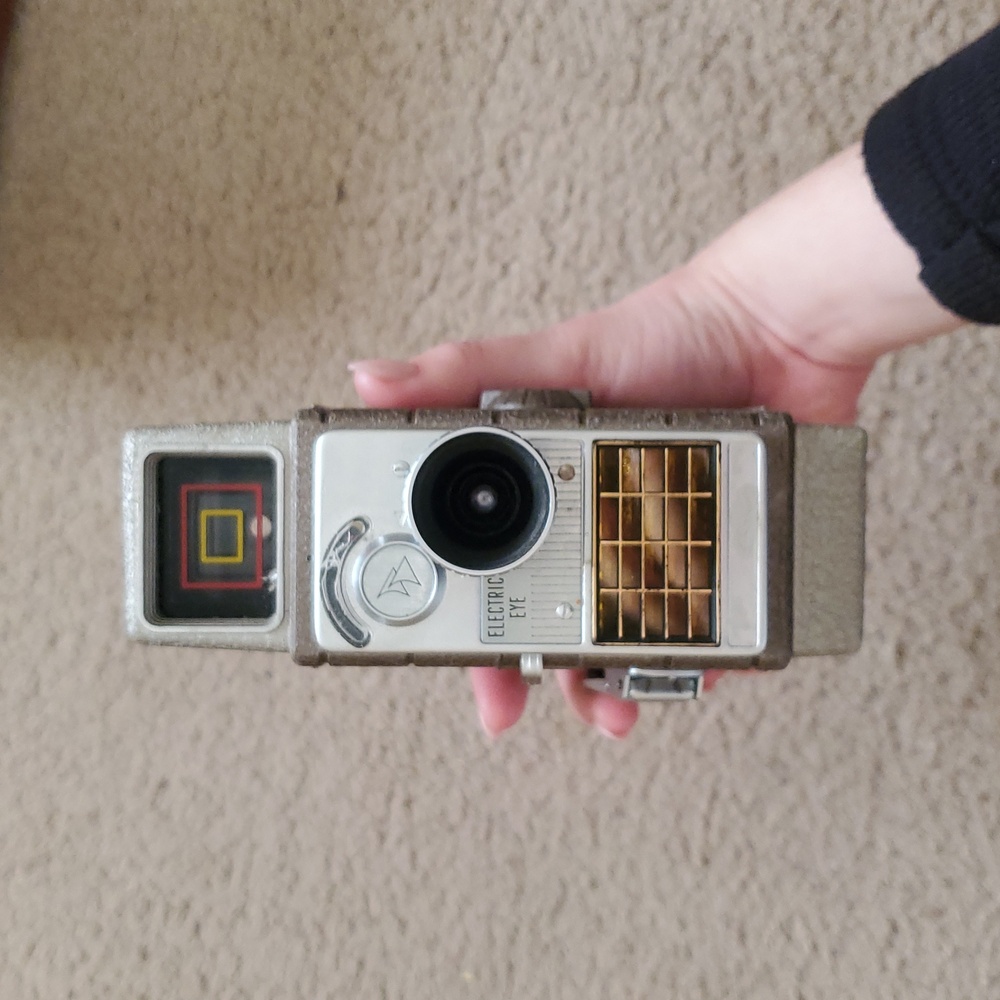 Vintage Kodak Film Camera Kit – Untested, Complete, Classic Collector’s Find - Picture 11 of 14